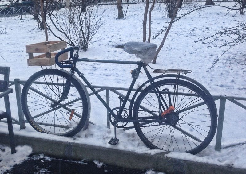 Велосипед с деревянным ящиком спереди